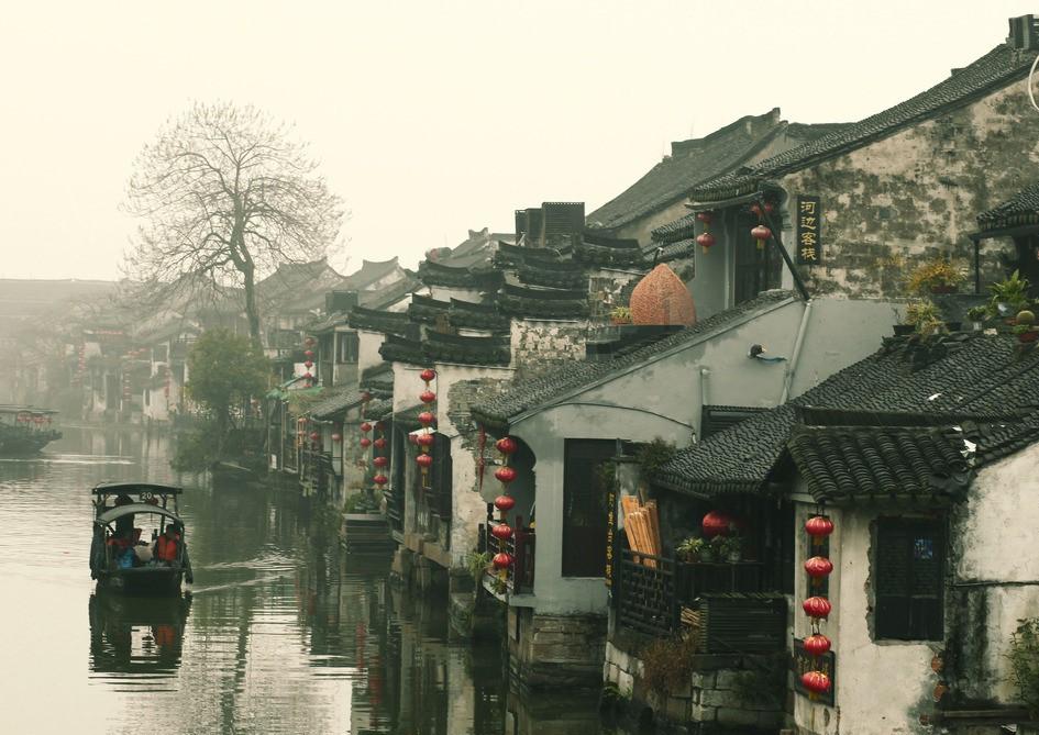 儿童相见不相识，笑问客从何处来是什么古诗